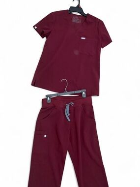 FIGS Scrub Set Burgundy Size Small